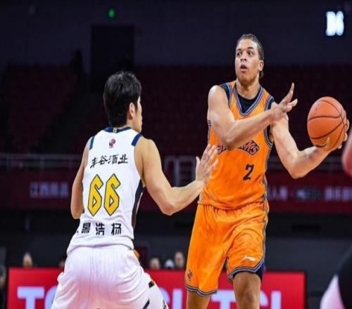 上海男篮拒绝输球！全力淘汰山东队，卢伟冲击决赛，央视直播