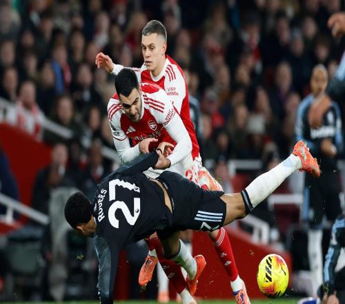 赖特：梅里诺逃过红牌实属幸运，按我看这就是两黄变一红