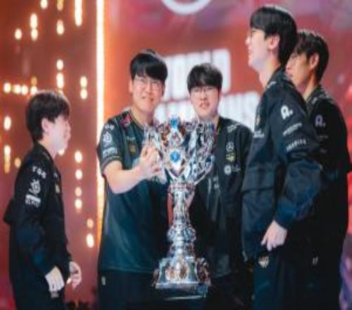 kkOma：Tom教练获得了S赛三连冠，若能为他出眼石皮肤就好了