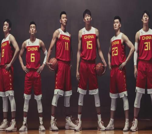 旅外球员再添1人！中国男篮锋线盛世即将开启，18岁小将未来冲NBA