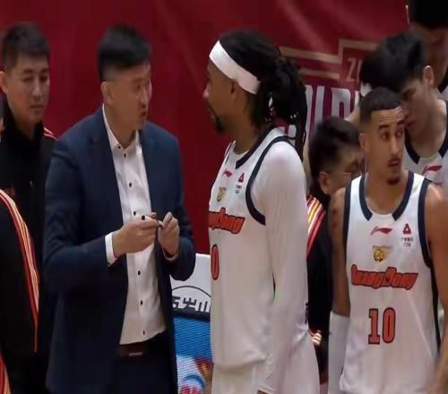 高兴太早！广东队8连胜却收坏消息，超级王牌受伤，胡明轩太迷茫