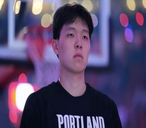 渐入佳境！杨瀚森2战狂轰32+16！上演单手劈扣，一劣势明显改善