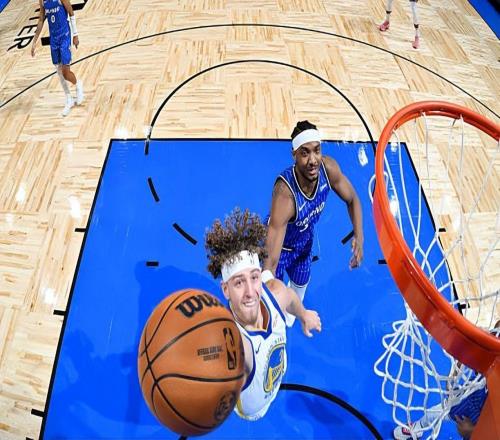 面对魔术状态简直是一塌糊涂，但勇士还非要长时间让他留在场上