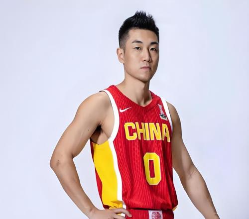 600万顶薪！6投0，得0分球迷：男篮主力控卫就这水平