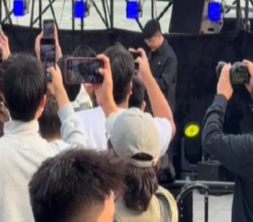 媒体人分享Uzi线下观赛现场：直接被粉丝包围了，全场齐呼Uzi！