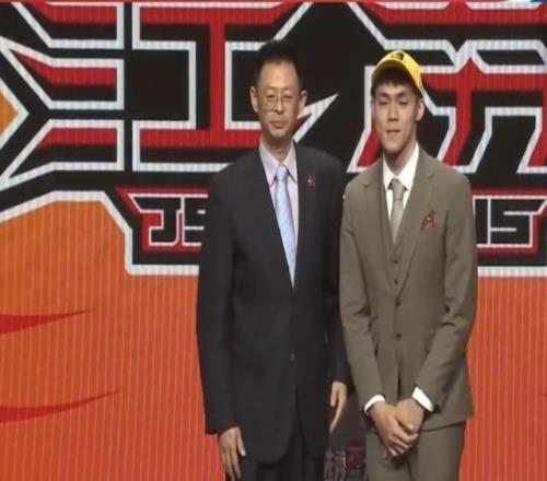 投票力压胡明轩郭艾伦！CBA探花秀携手徐杰当选第一周南区前2名