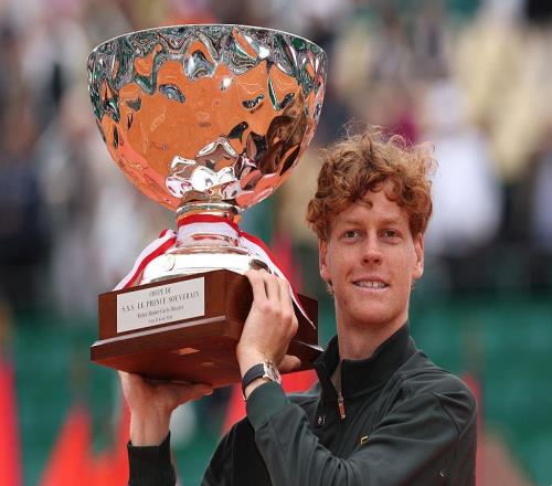 17连胜登顶！辛纳两盘战胜阿卡，蒙特卡洛夺冠重回世界第一