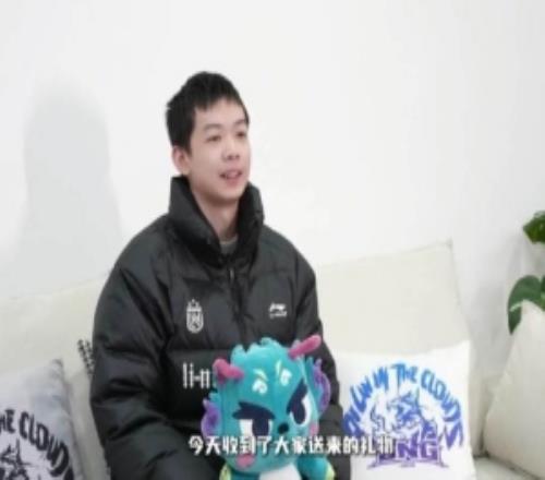 LNG发布sheer生日开箱VLOG：误入哆啦世界一起来看看生日开箱！