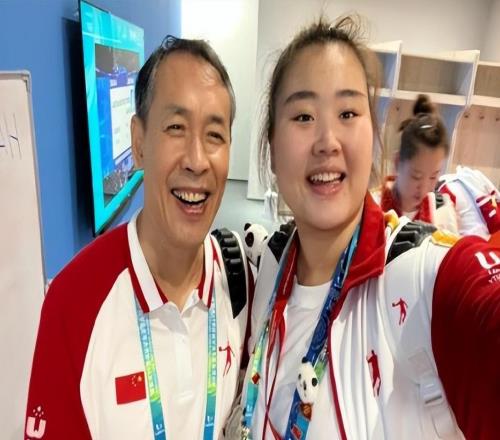 宫鲁鸣慧眼识珠！2.01米女博主完压大外证身手24岁入生涯最巅峰