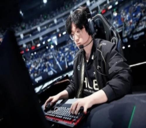 Zeus：相较版本周边环境变化更大，和珉炯哥是彼此了解亲近的朋友