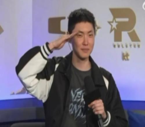 忠诚！LCK季前赛：Chovy后台采访摆出敬礼Pose