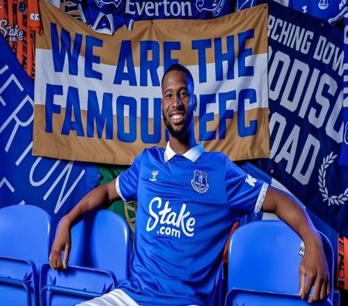 上港正式敲定徐新离队的最佳替代者，已让他转会加盟，值得期待