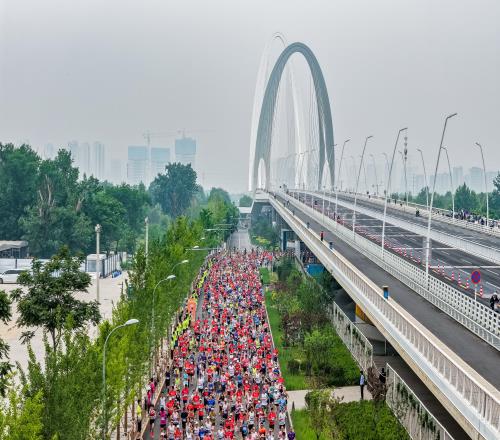 近万名跑者齐聚首钢园，石景山永定河半程马拉松收官