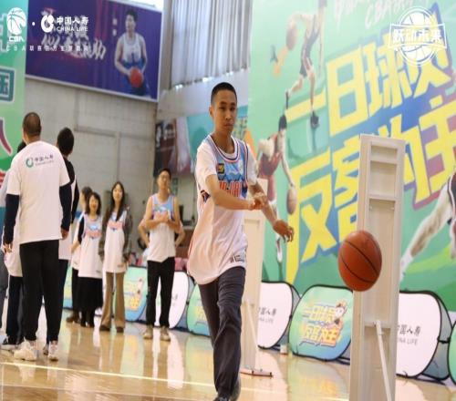 中国人寿新疆分公司举办“一日球员反客为主”CBA探营活动