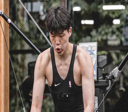 杨瀚森最新动态引争议，疯狂打脸CBA，已经超过詹姆斯太惊喜
