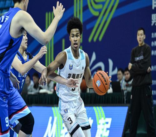 国产华子上线！中国男篮19岁1米93混血新星崛起：场均轰22+7+3