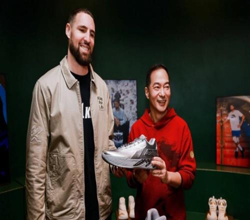 NBA巨星库里“乱穿鞋”时代或将终结知情人士：安踏CEO亲自出马，合作可能性高