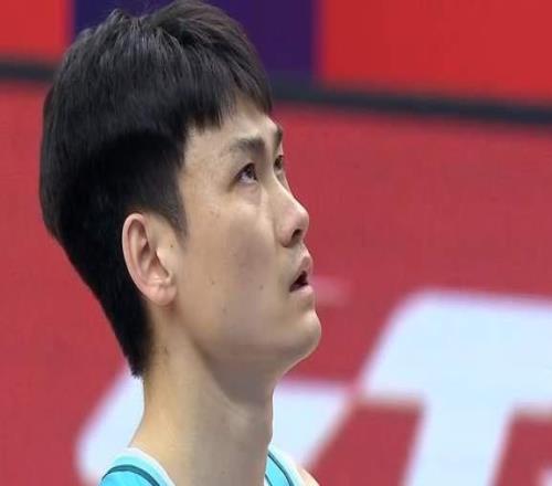 上海男篮8连胜登顶，王哲林11中10砍21+8启用11人轮换全部得分