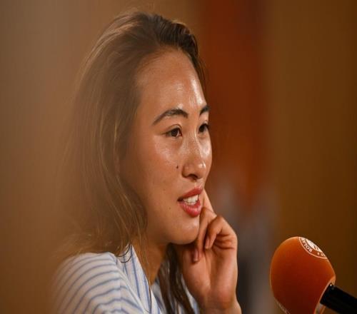 跌入生涯低谷绝非终点，重新出发的郑钦文依然值得期待