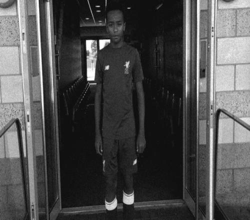 自宣，伯恩利19岁小将阿德科亚分享与利物浦签约的照片