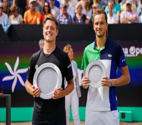 两位2025新科巡回赛冠军首轮落败，重回巅峰或尚需时日