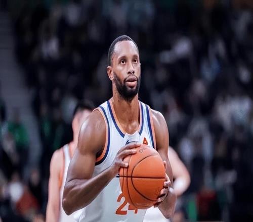 卢伟是重感情的，早早撤下沃夫顿等主力，否则，辽宁男篮输的更多