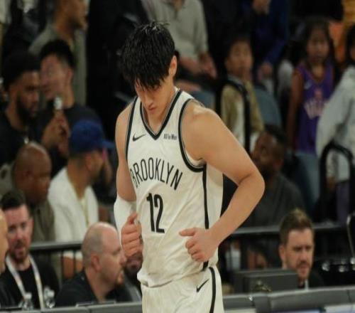 【现场】冰冷的一串数字“0”曾凡博亮相NBA中国赛