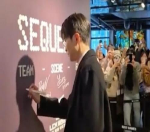 帅气LCK官方分享Faker参观LCK摄影展照片