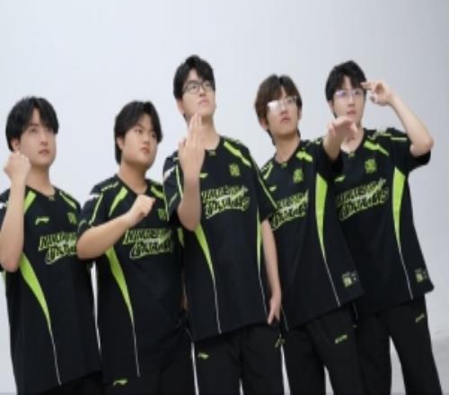 NIP发布LPL定妆照花絮：不止凹造型，还有26忍出差路上诸多趣事