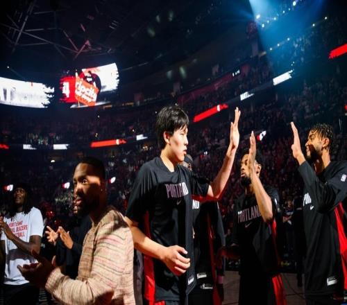 17分36秒！出场时间创新高，杨瀚森正逐步适应NBA比赛节奏