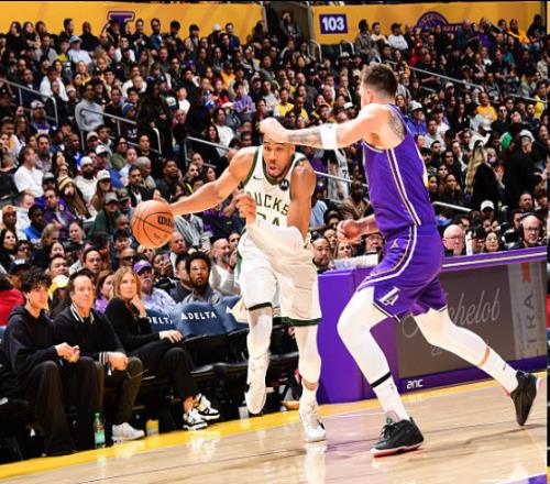 詹姆斯最后一攻被字母哥切掉湖人遗憾输球！东契奇6犯离场摔毛巾