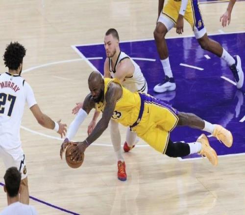 詹姆斯晒伤口照片：那或许是年度最佳倒地救球！疼死了！