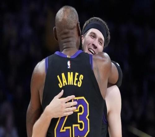 里夫斯谈老詹：他恢复得不错，他投入所有时间和精力到篮球上