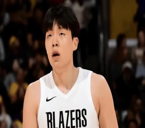 杨瀚森3分4板采访！主帅+克林根多方面称赞，杨瀚森谈DNP很淡定