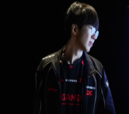 JDG粉丝狂喷打野Junjia：打野在玩他的老冯这个赛段送够了吗