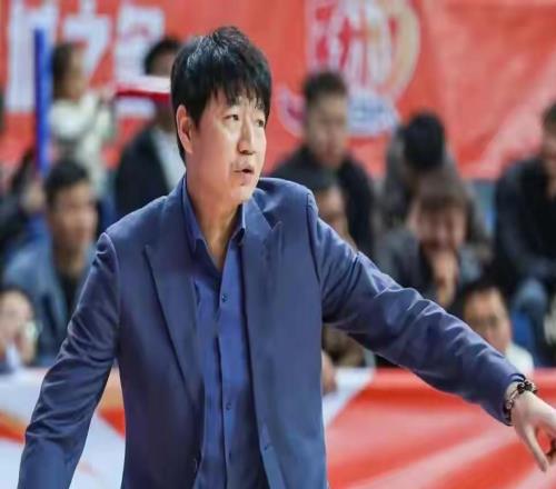 CBA又闹笑话，驱逐两人，罚下两人，裁判肆无忌惮，谁也不敢管