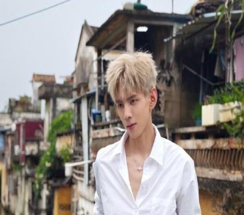 21岁前中超河北队门将王年将成转行做艺人，拍摄多部短剧