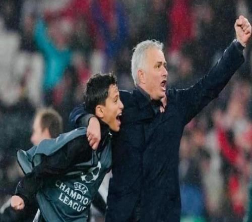 和穆里尼奥一起庆祝的球童：他对我说“加油，小子”