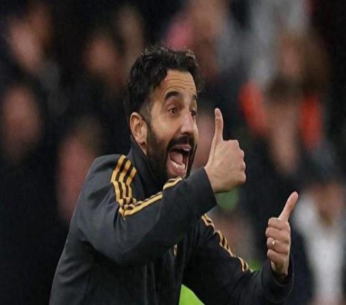 “六后卫+双后腰”惹众怒！曼联11战平利兹联，球迷怒斥两大罪人