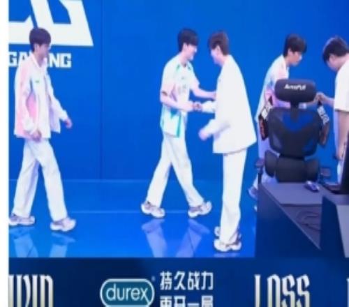 Viper：这周日程不太轻松但我会努力撑过去的，感谢大家的应援