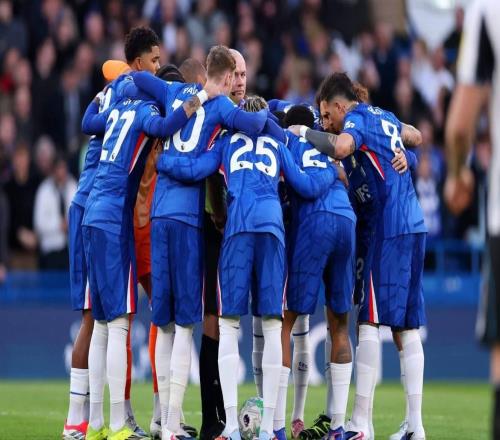 TA列切尔西围圈打气“怪招”：围住比赛用球、裁判、开球点