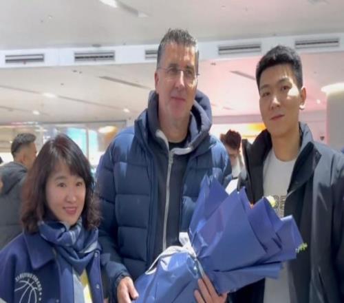 新疆男篮新教练，今晚起正式执教！