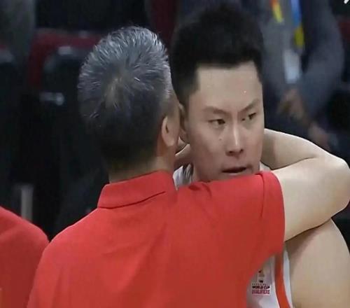 男篮1人被赞：很像黑人球员，弹速快，身体壮，会卡位，拼抢积极