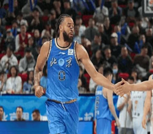 13分大胜，杀回联赛第5！周琦怒吼庆祝，麦基19+7选对了