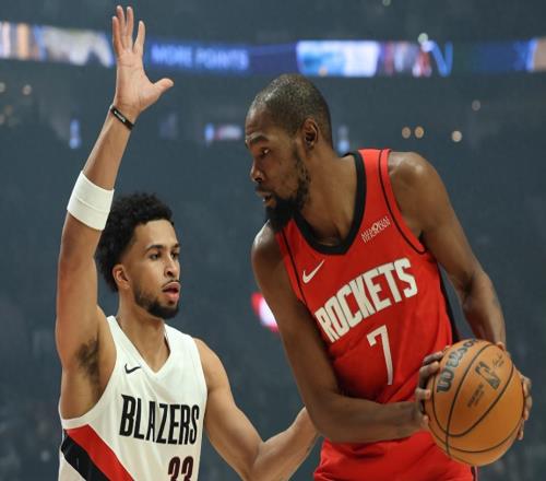 雪上加霜，火箭再输开拓者，伊森受伤，杜兰特怒摔饮料瓶发泄情绪