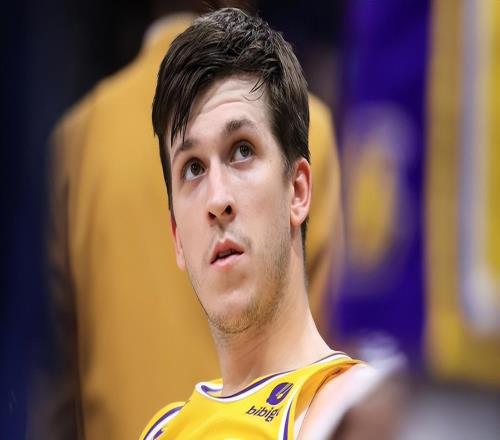 湖人遭打击！里夫斯左小腿轻微拉伤至少缺阵一周最快打快船复出