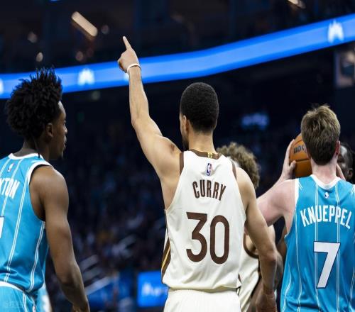狂轰75分！勇士20分大胜，库里创NBA纪录，巴特勒突然退赛引热议