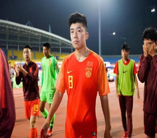 昔日国青天才已退役！身材发福踢蒙超：年仅24岁曾效力英超狼队