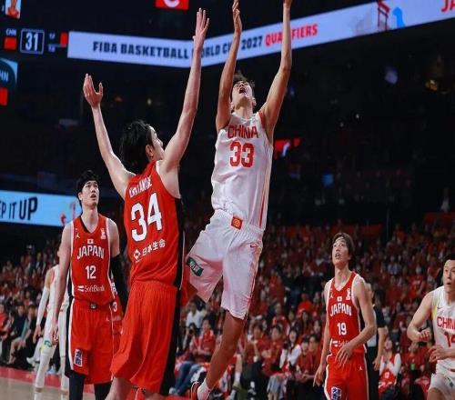 打出高水平！中国男篮在凝聚力和战术调整上的双重胜利