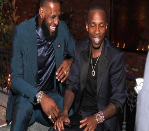 经纪人：詹姆斯最近在家安装了一台高尔夫模拟器，确实很漂亮